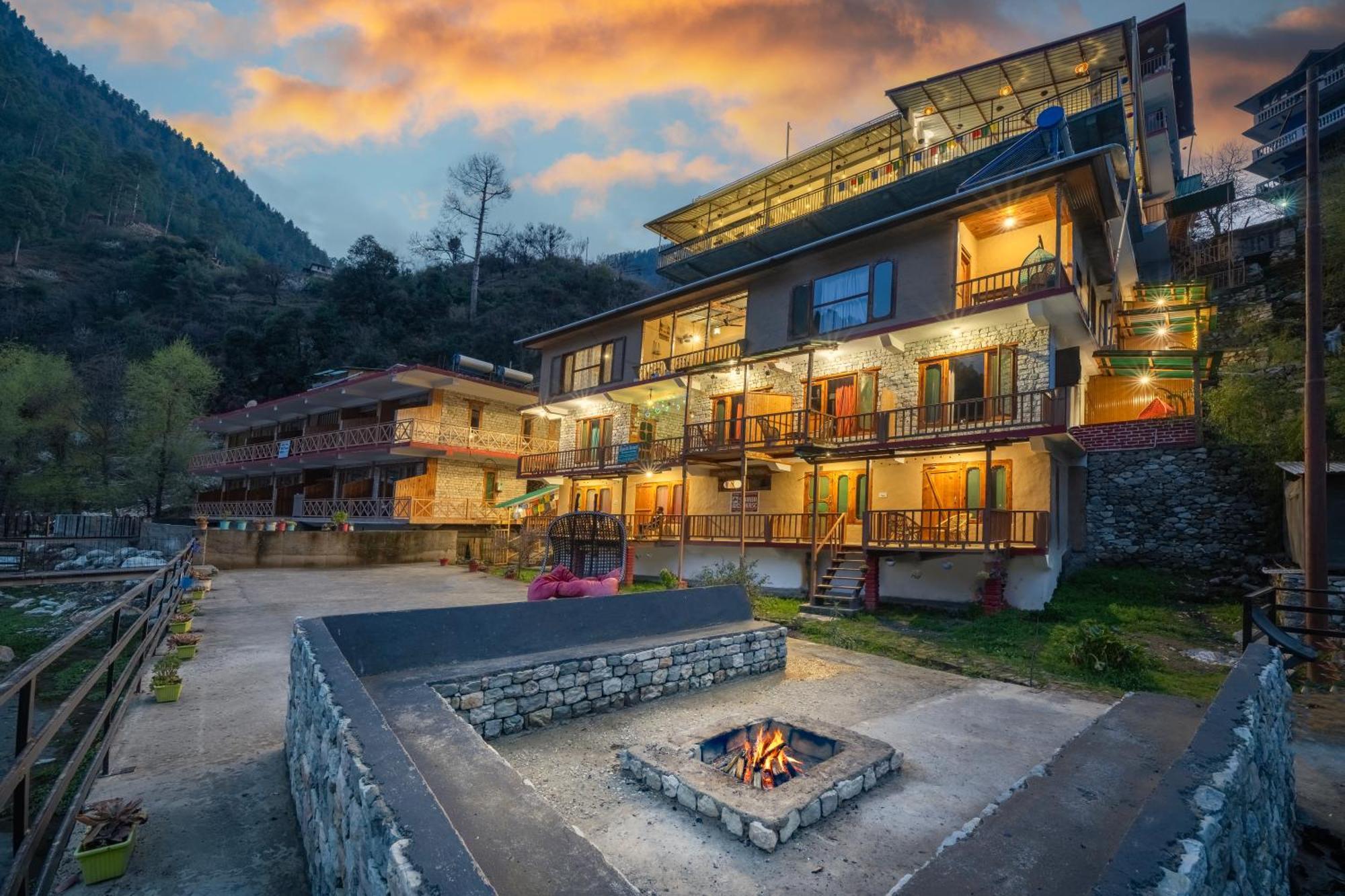 Sharda Resort-Tirthan Valley Banjar Bagian luar foto